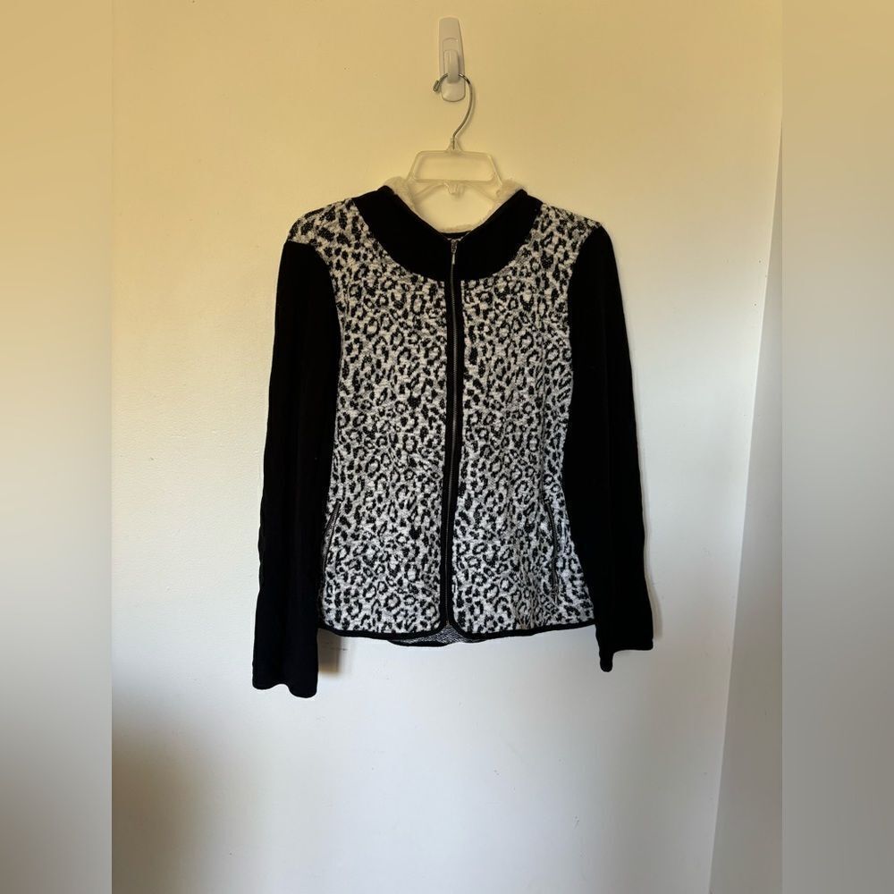 Zenergy by Chico's Leopard Print Zip Hoodie Pockets Chico's Size 2 Black White - Picture 10 of 12